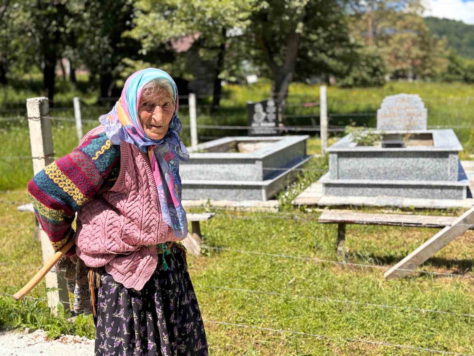 ayaginda-kara-lastik-elinde-baston-esi-ve-oglunun-mezarindan-ayrilmiyor
