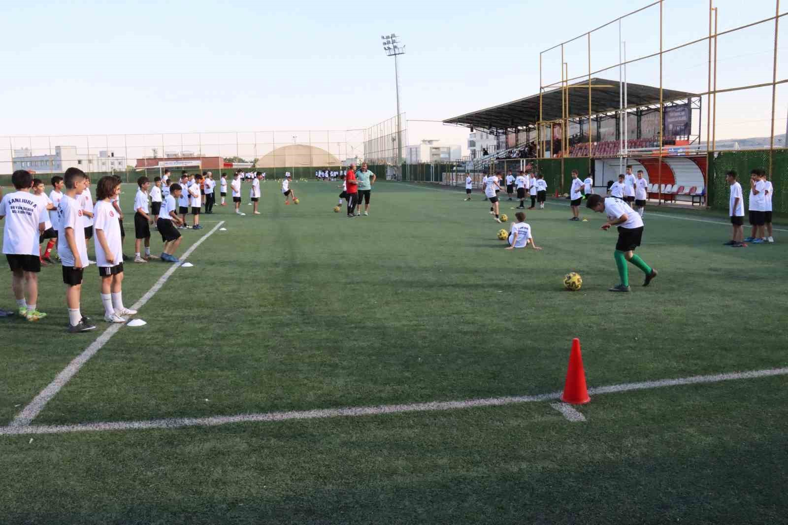 sanliurfa-buyuksehir-belediyesi-binlerce-cocugu-futbolla-bulusturuyor