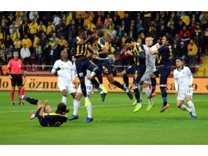 Spor Toto Süper Lig: Mke Ankaragücü: 0 - Beşiktaş: 3 (İlk Yarı)