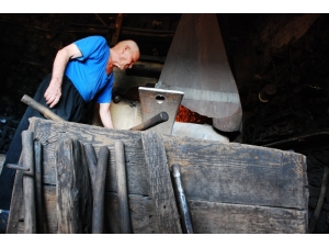 84 Yaşındaki Demirci Ustası Ata Yadigarı Mesleğini Sürdürüyor