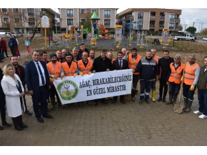 Şehzadeler’de Bin Fidan Toprakla Buluştu