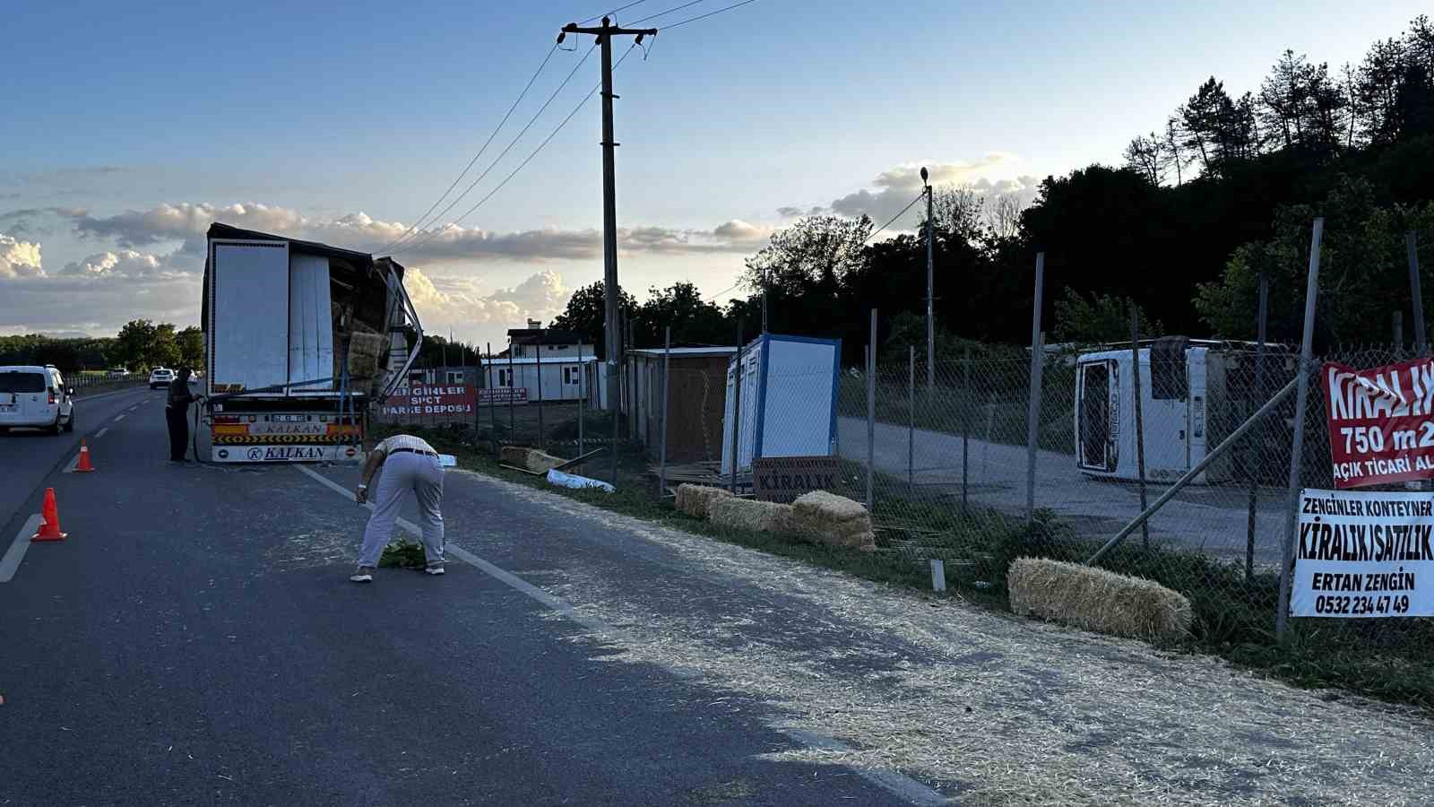 sakarya-da-tir-ile-carpisan-isci-midibusu-devrildi-13-yarali