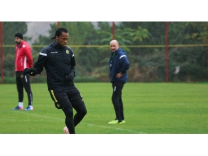 Arturo Mina Milli Takımdan Sakat Döndü