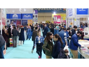 Kitap Fuarı Yazarların İmza Günü Ve Paneller İle Devam Ediyor