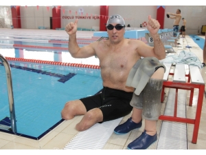 İki Ayağını Terörden Kaybeden Gazi, Yüzme Sporu Sayesinde Hayata Tutundu