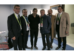 Ahmet Ağaoğlu Soyunma Odasına İnerek Teknik Heyet Ve Futbolcuları Tebrik Etti.