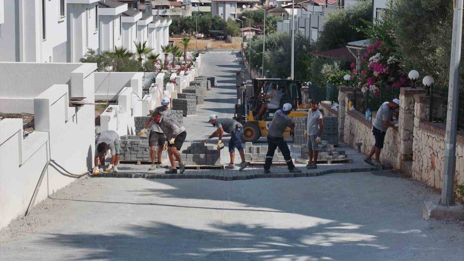 didim-belediyesi-akbuk-te-parke-tasi-doseme-calismalarini-surduruyor
