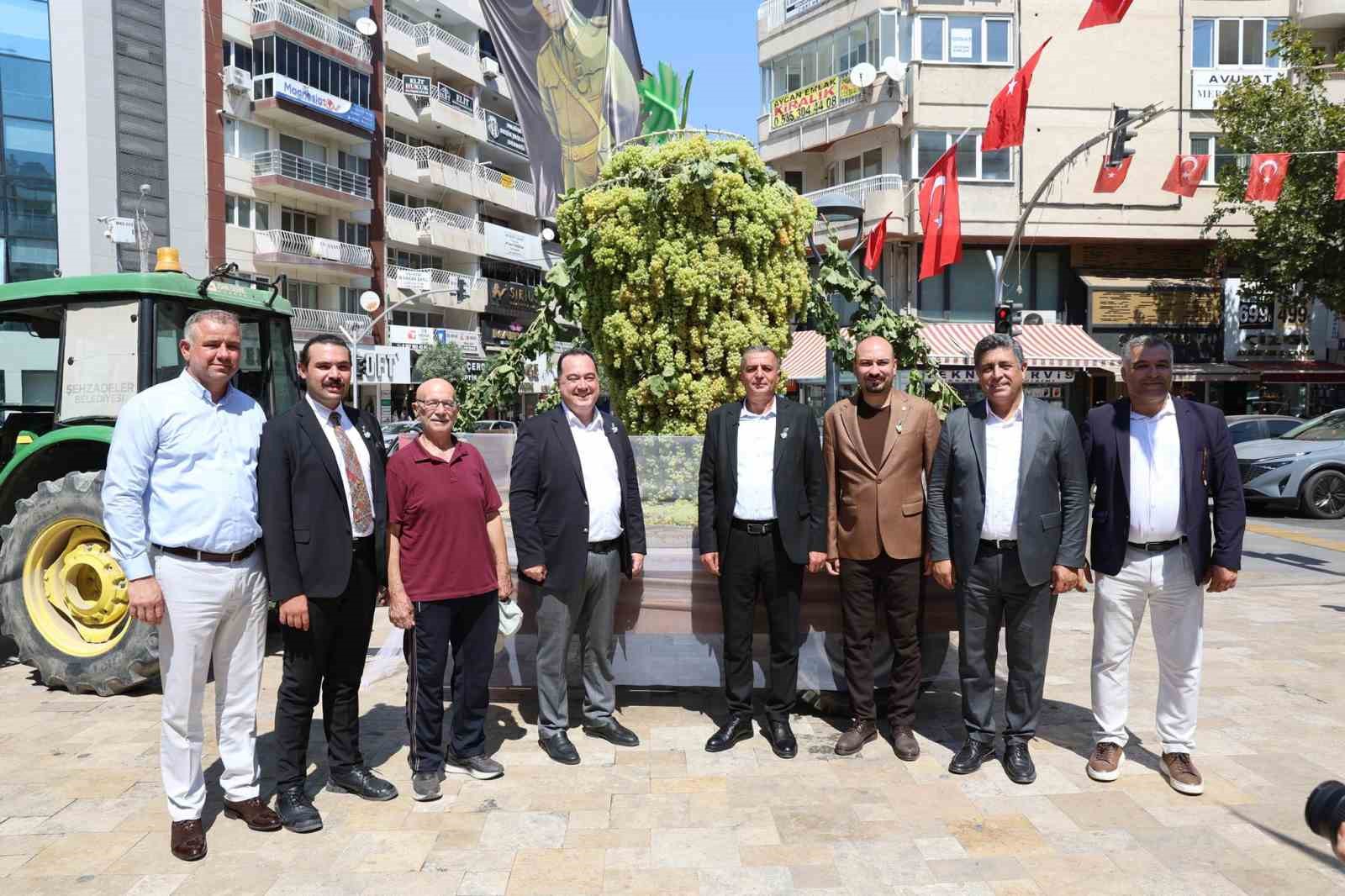 uzumun-baskenti-manisa-da-senlik-coskusu