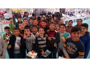 Öğrenciler Kitap Fuarına Yoğun İlgi Gösterdi