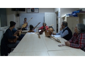 Anneanne Ve Torunu Ko-mek’te Bağlama Çalıyor