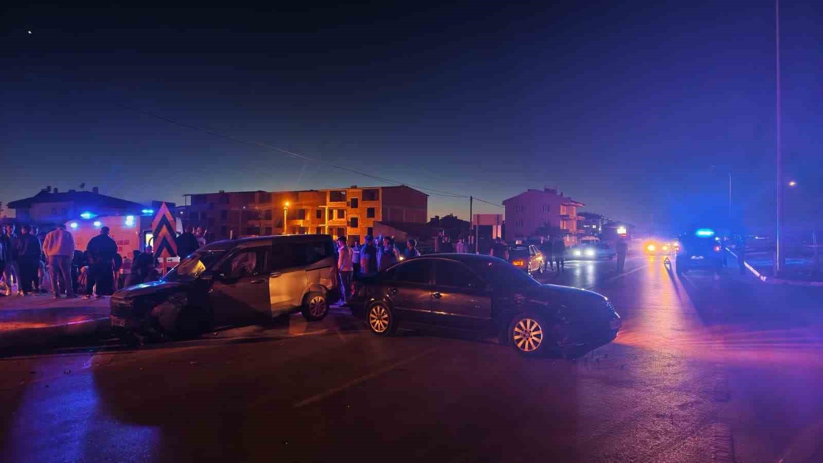 iki-otomobilin-carpistigi-kazada-4-kisi-yaralandi