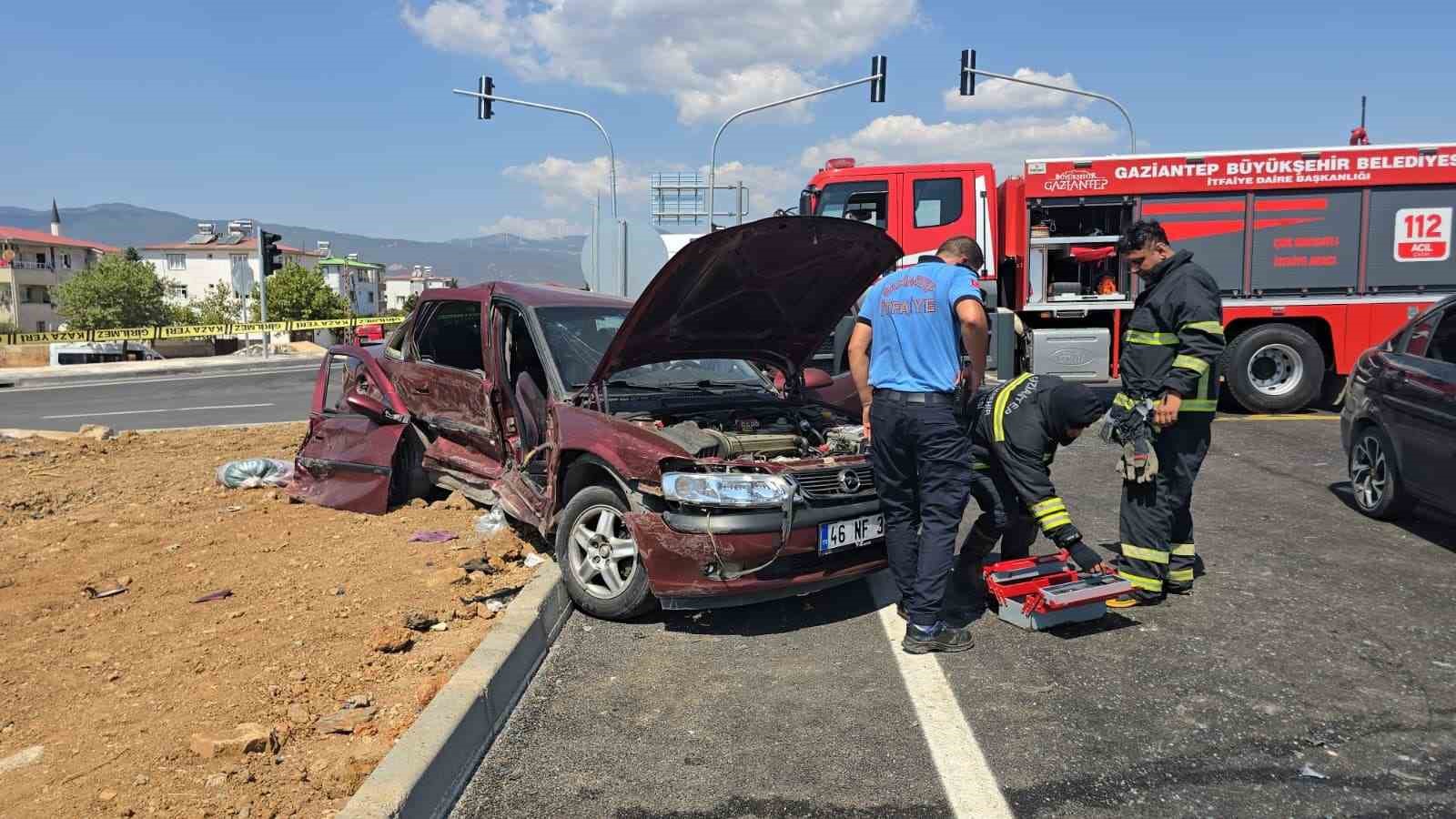 gaziantep-te-iki-otomobil-carpisti-5-yarali