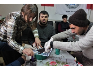 Engellerini Sanatla Unutuyorlar