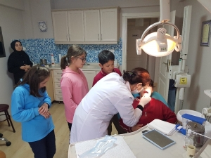 Kartepeli Minikler Diş Hekimleri Gününü Kutladı