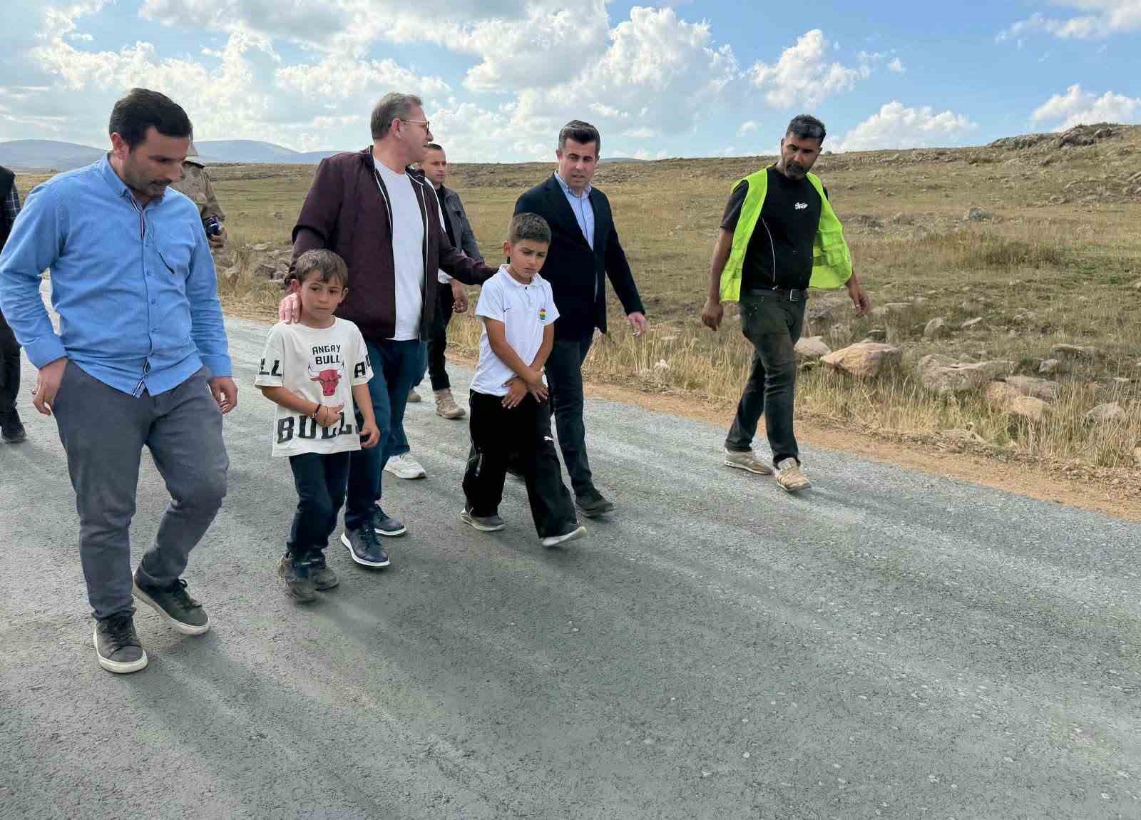 vali-polat-koy-yollarini-inceledi-cocuklar-yalniz-birakmadi
