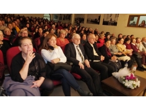 Burhaniye’de Kadınlar Kendi Yazdıkları Oyunu Sahneledi