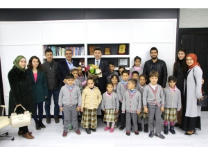 Suriyeli Çocuklar Rektör Karacoşkun’u Ziyaret Etti
