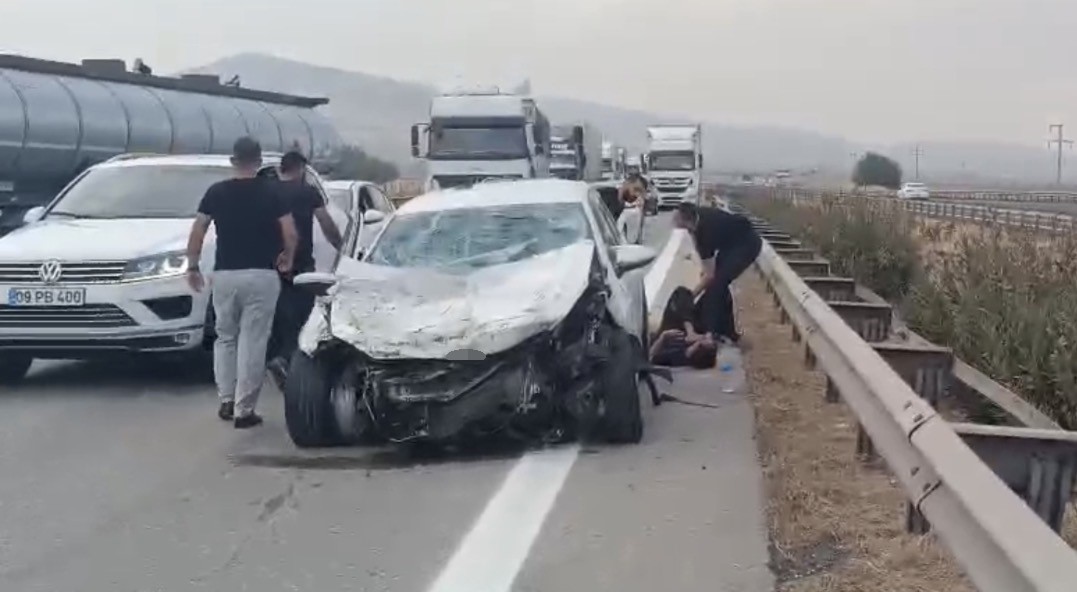 kontrolden-cikan-otomobil-tira-ve-bariyerlere-carpti-3-yarali