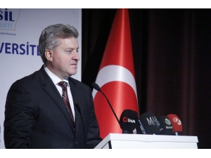 Makedonya Cumhurbaşkanı İvanov Üniversitelilerle Bir Araya Geldi