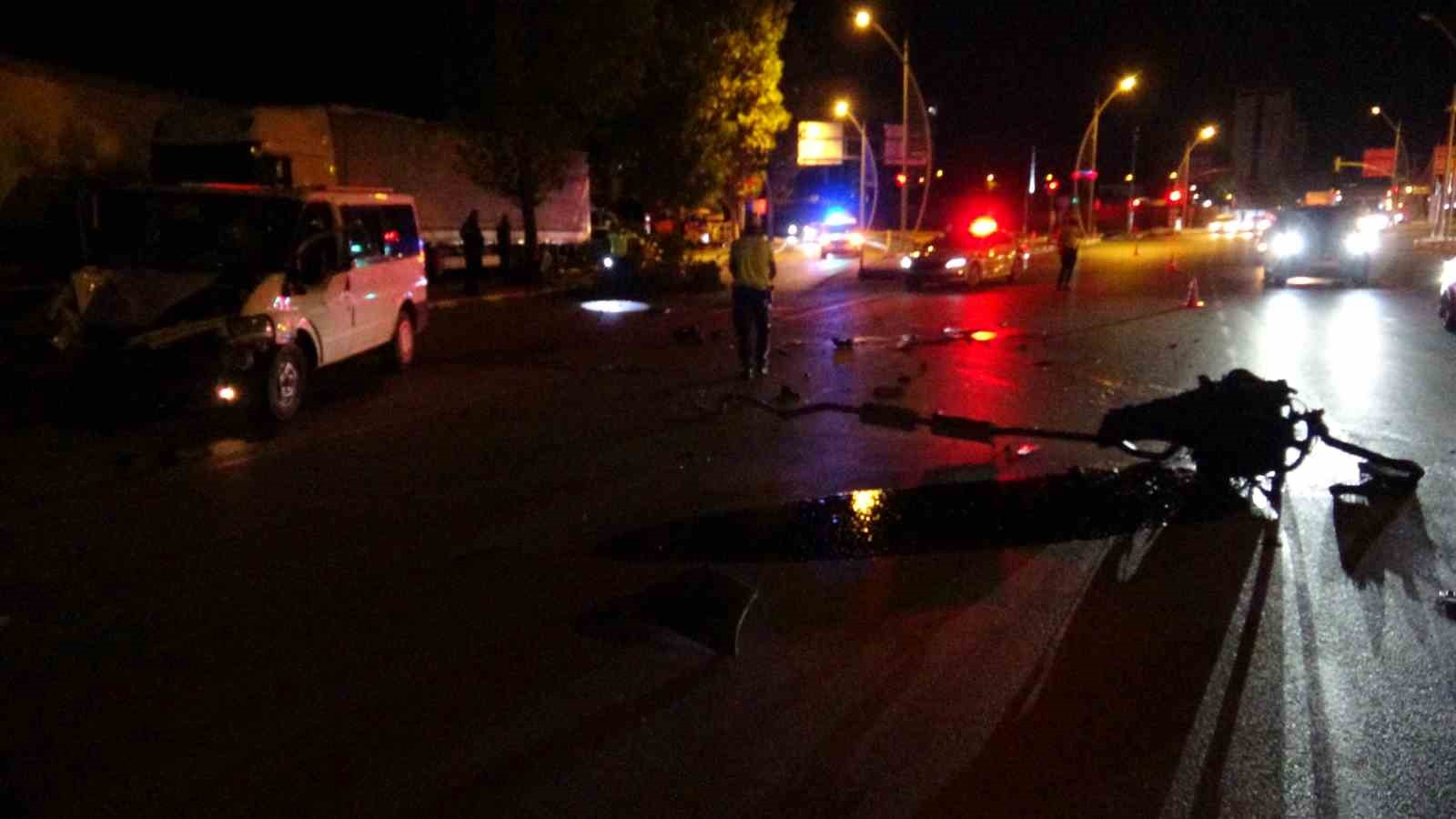 agaca-carpan-minibusun-motoru-yola-firladi-2-yarali