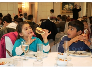 İlk Defa Hamburger Yiyip Otelle Tanıştılar