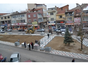 Şuhut’ta Çarşı Meydanı Güzelleşiyor