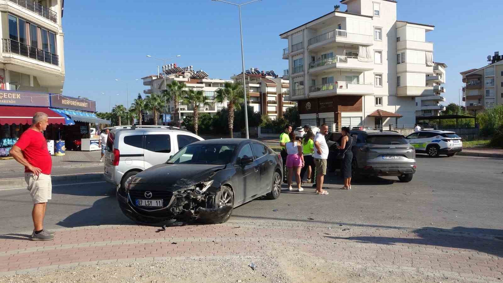 kavsaktan-gecerken-yolun-ortasinda-duraklayan-otomobil-3-aracli-kazaya-neden-oldu