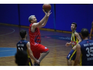 Basketbolcu Rektör Çıktığı Maçta 14 Sayı Atıp, 12 Asist Yaptı