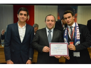 Öğrenciler Başkan Seçimi İçin Sandığa Gitti