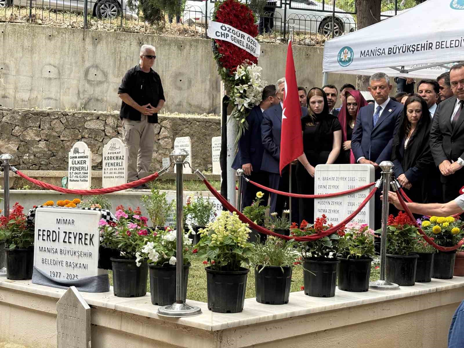 ozgur-ozel-ve-mansur-yavas-tan-ferdi-zeyrek-e-vefa-ziyareti