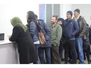 Tiyatro İçin Bilet Kuyruğu