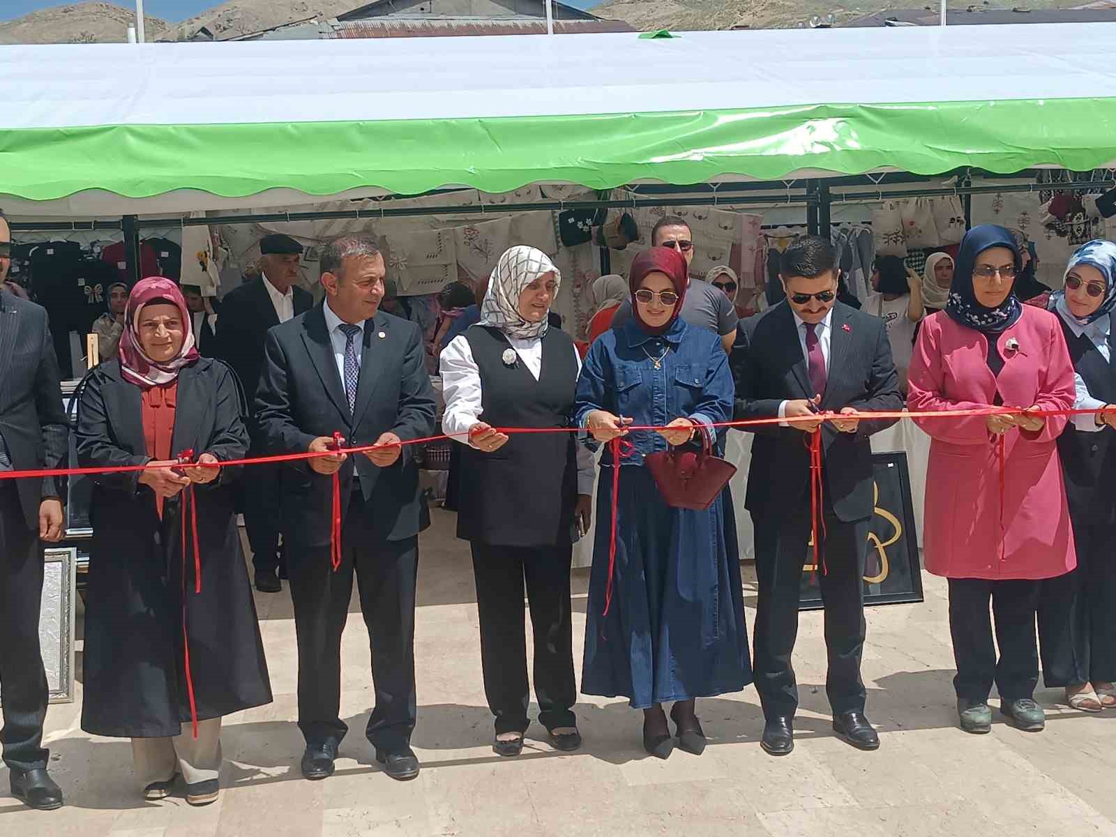 ozalp-halk-egitim-merkezi-mudurlugunun-yilsonu-sergisi-yogun-ilgi-gordu