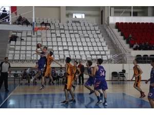 Genç Erkekler Basketbol Müsabakaları Başladı