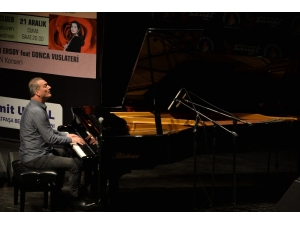 Kerem Görsev Trio’dan Muhteşem Performans