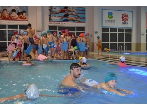 Köy Çocukları İlk Defa Havuzda Yüzdü