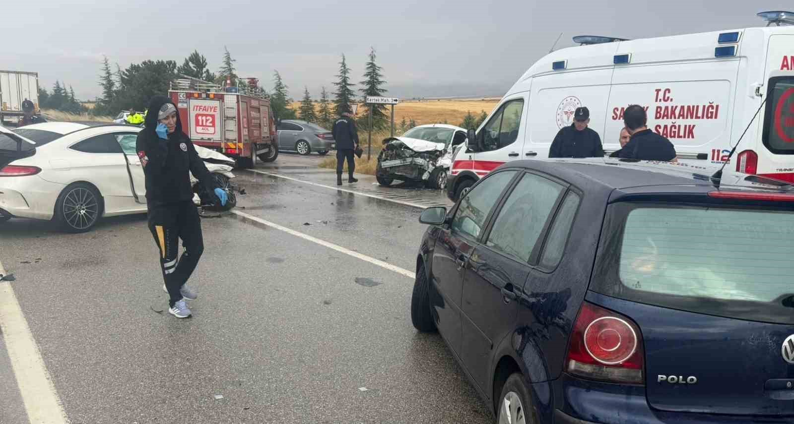 eskisehir-de-yagmur-sonrasi-3-aracin-karistigi-trafik-kazasi-2-si-agir-6-yarali