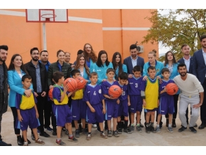 Kadın Basketbolcular Kırsal Okullarda Top Dağıtıyor
