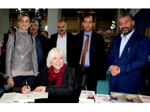 Ünlü Yazarlar Okurlarıyla Buluştu