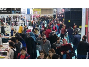 Kitap Fuarında Ziyaretçi Sayısı 200 Bine Ulaştı