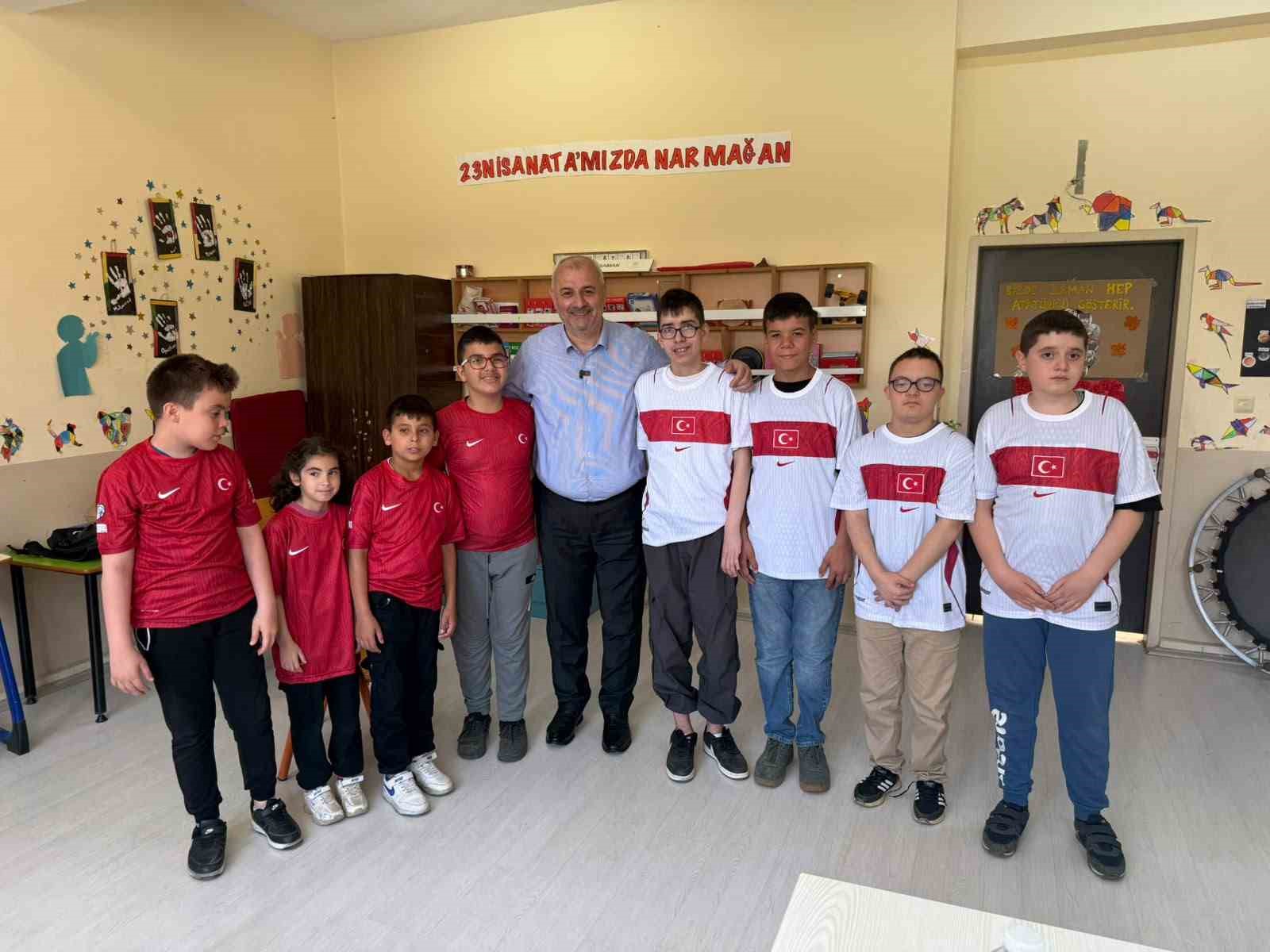 baskan-yildiz-sozunu-tuttu-ogrencilere-milli-forma-hediye-etti