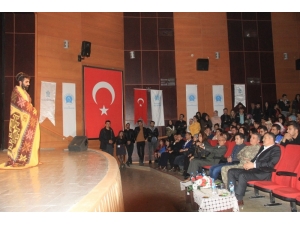 Hakkari’de "Ada" Adlı Tiyatro Oyunu Sahnelendi