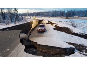 Alaska’daki Depremin Şiddeti Kameralara Yansıdı
