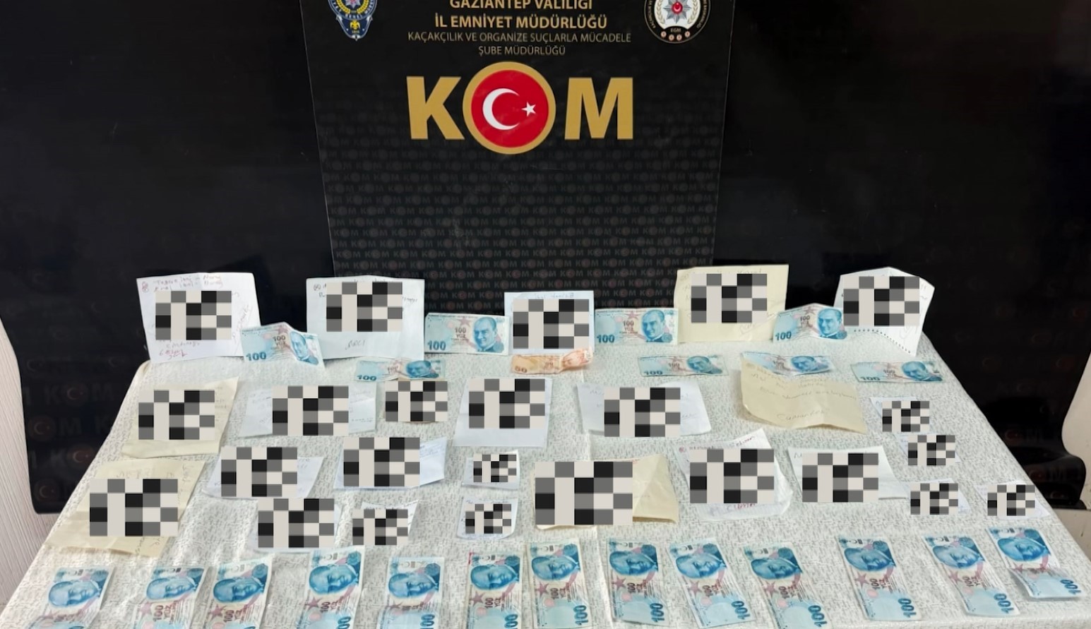 gaziantep-te-pes-dedirten-operasyon-buyu-ve-beddua-icerikli-kagitlar-soke-etti