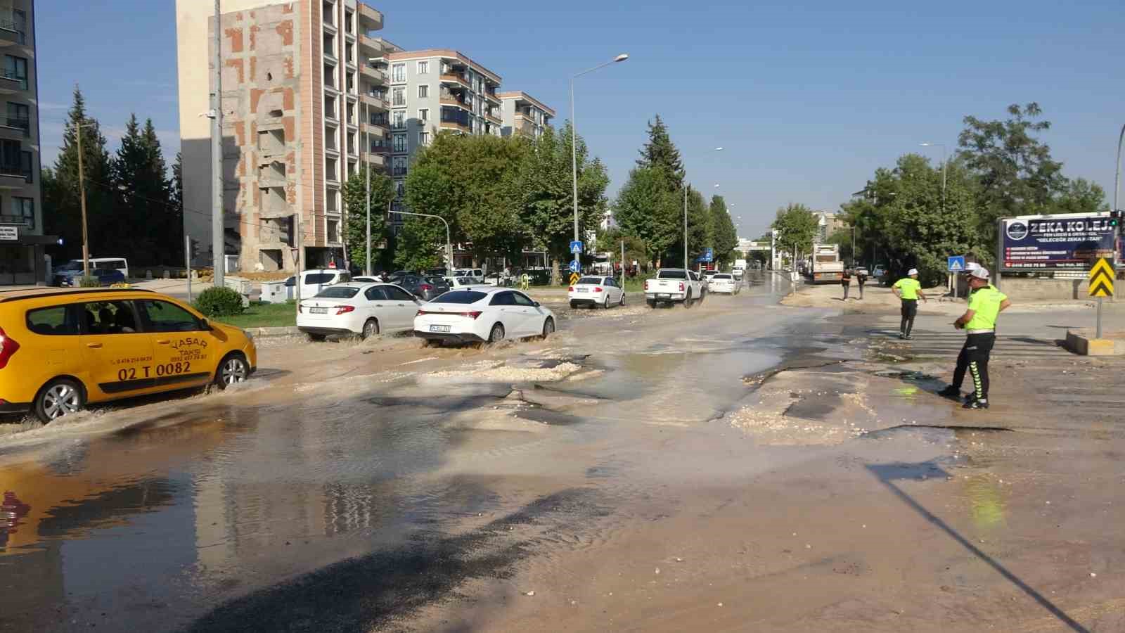 patlayan-ana-su-hatti-yolu-kullanilamaz-hale-getirdi