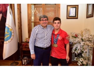 Başkan Can Şampiyonları Tebrik Etti