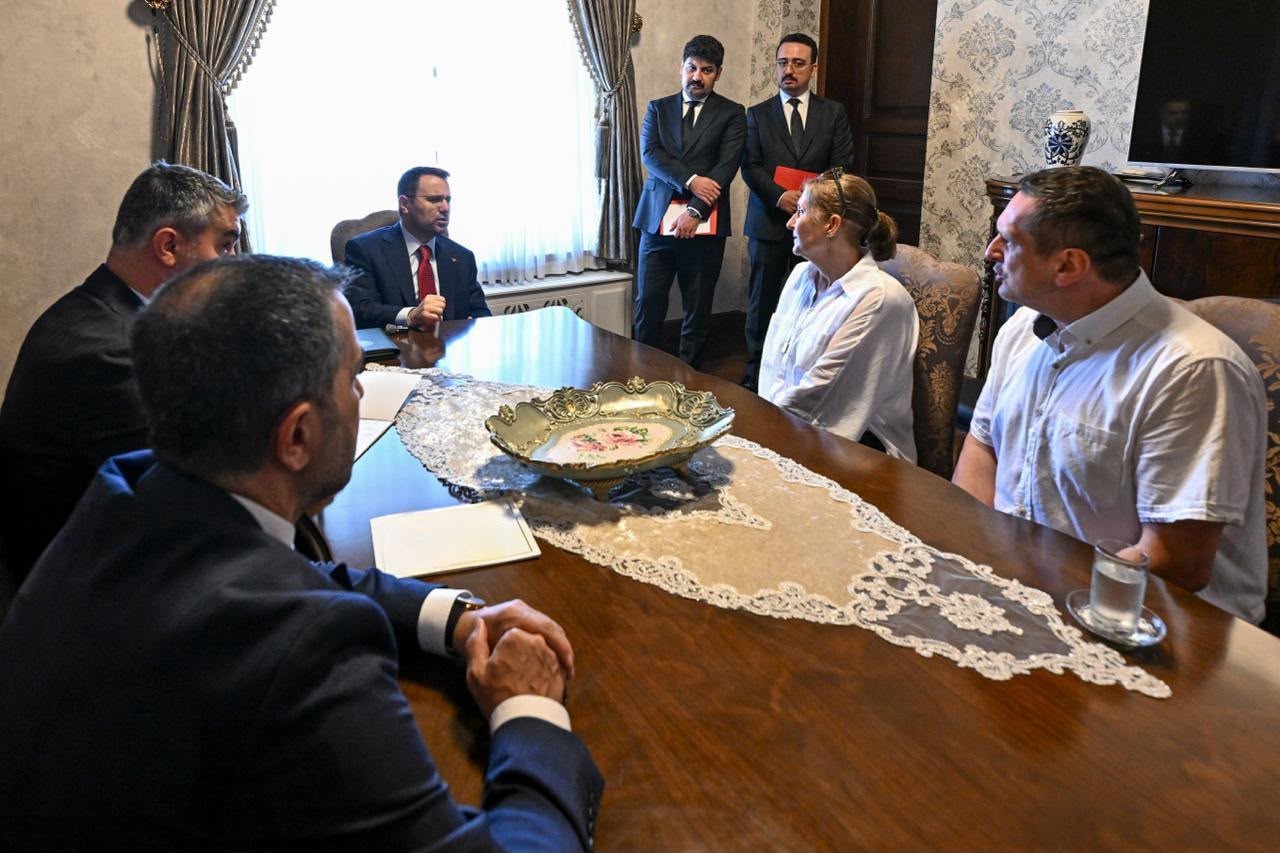bakan-gurlek-yorgun-merminin-isabet-etmesi-sonucu-hayatini-kaybeden-emir-yusa-nin-ailesiyle-bir-araya-geldi