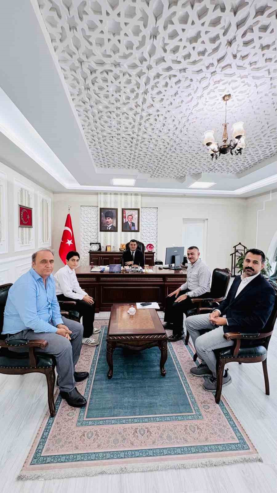 lgs-agri-sampiyonu-muhammed-yusuf-isik-a-kaymakam-dertlioglu-ndan-anlamli-odul