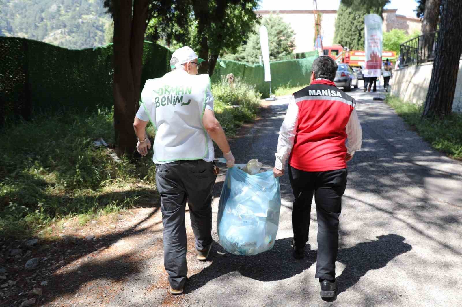 manisa-da-ormanlik-alanda-yuzlerce-kilo-cop-toplandi