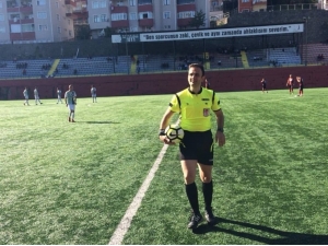 Kırmızı Kart Gören Oyuncu Hakeme Kafa Attı