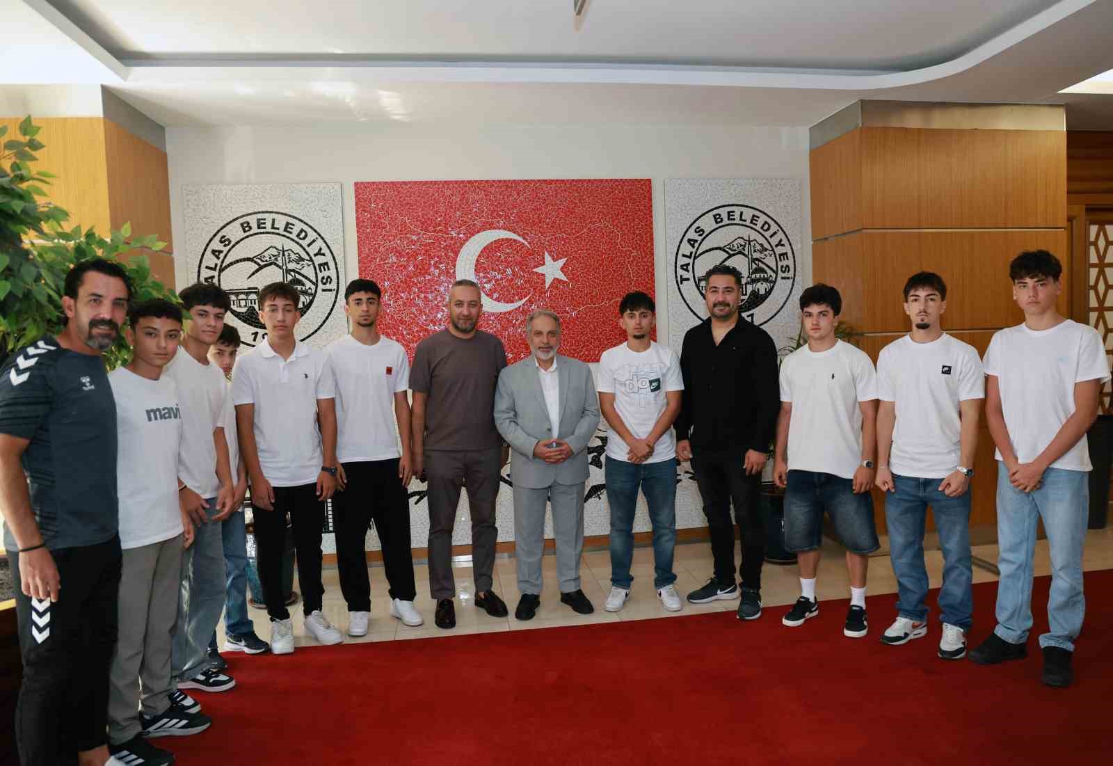 talas-sporcu-fabrikasi-ndan-kayserispor-a-9-futbolcu-daha